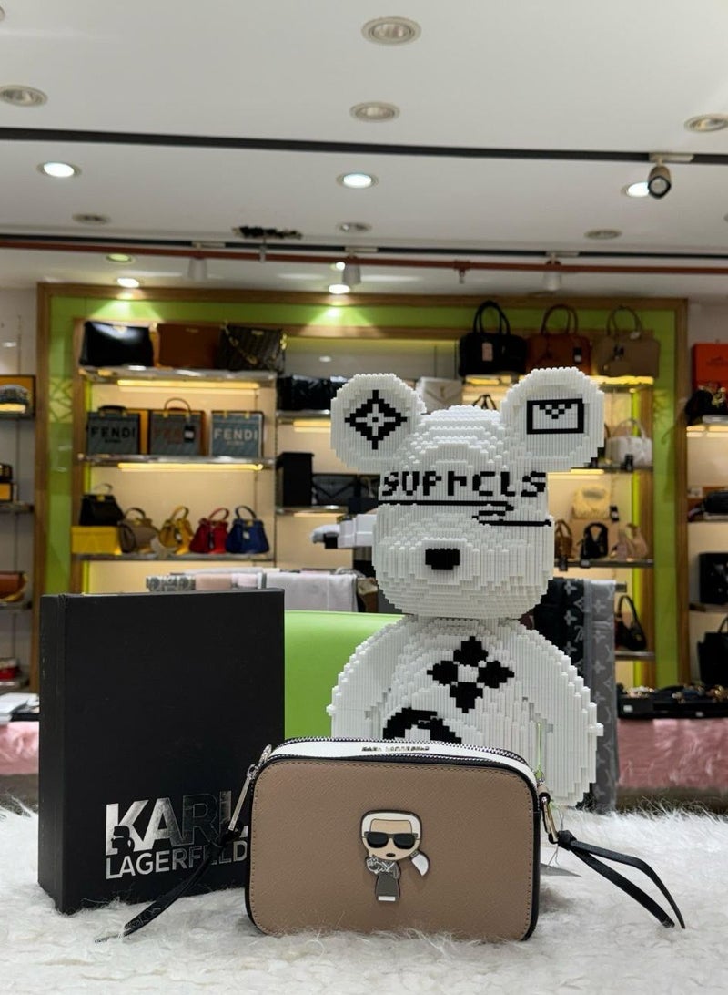 كارل لاغرفيلد حقيبة كارل لاغرفيلد أديل كروس بودي جلدية مزودة بسحّاب مزدوج وحزام للكاميرا (مع علبة) - Image 4