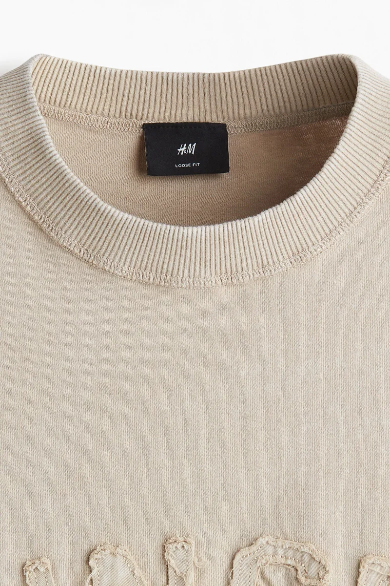 اتش اند ام تيشيرت مطبوع بقصة فضفاضة