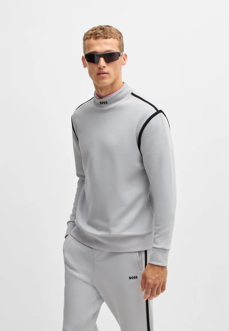 بوس سويت شيرت قطن بمقاس مريح وياقة عالية بشعار الماركة