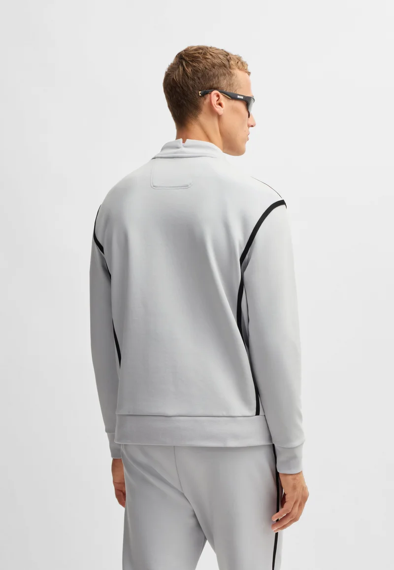 بوس سويت شيرت قطن بمقاس مريح وياقة عالية بشعار الماركة