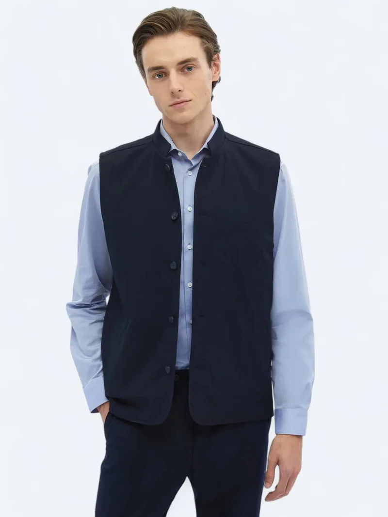 كيب سترة منفوخة منسوجة باللون الأزرق الداكن، بقصة عادية وياقة عالية، مناسبة للإطلالات الكاجوال.