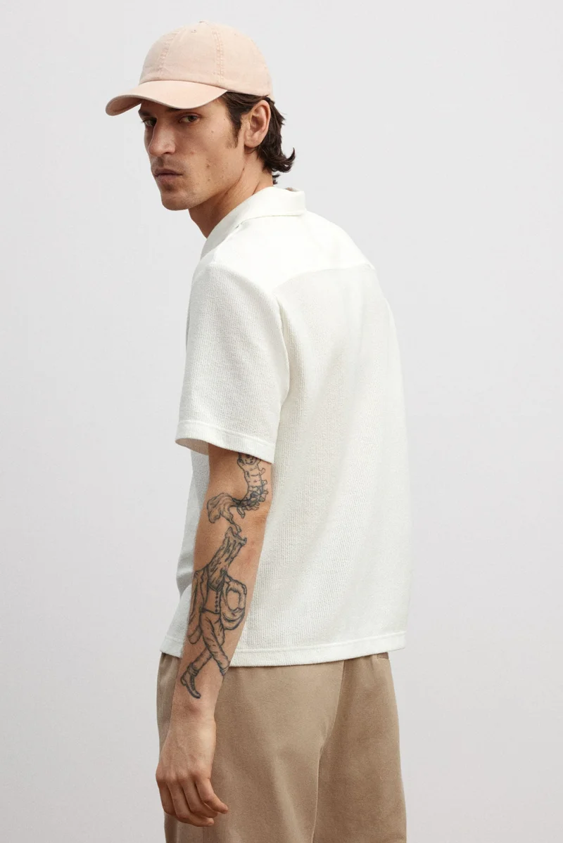 اتش اند ام تيشيرت قطن بقصة عادية وأكمام قصيرة