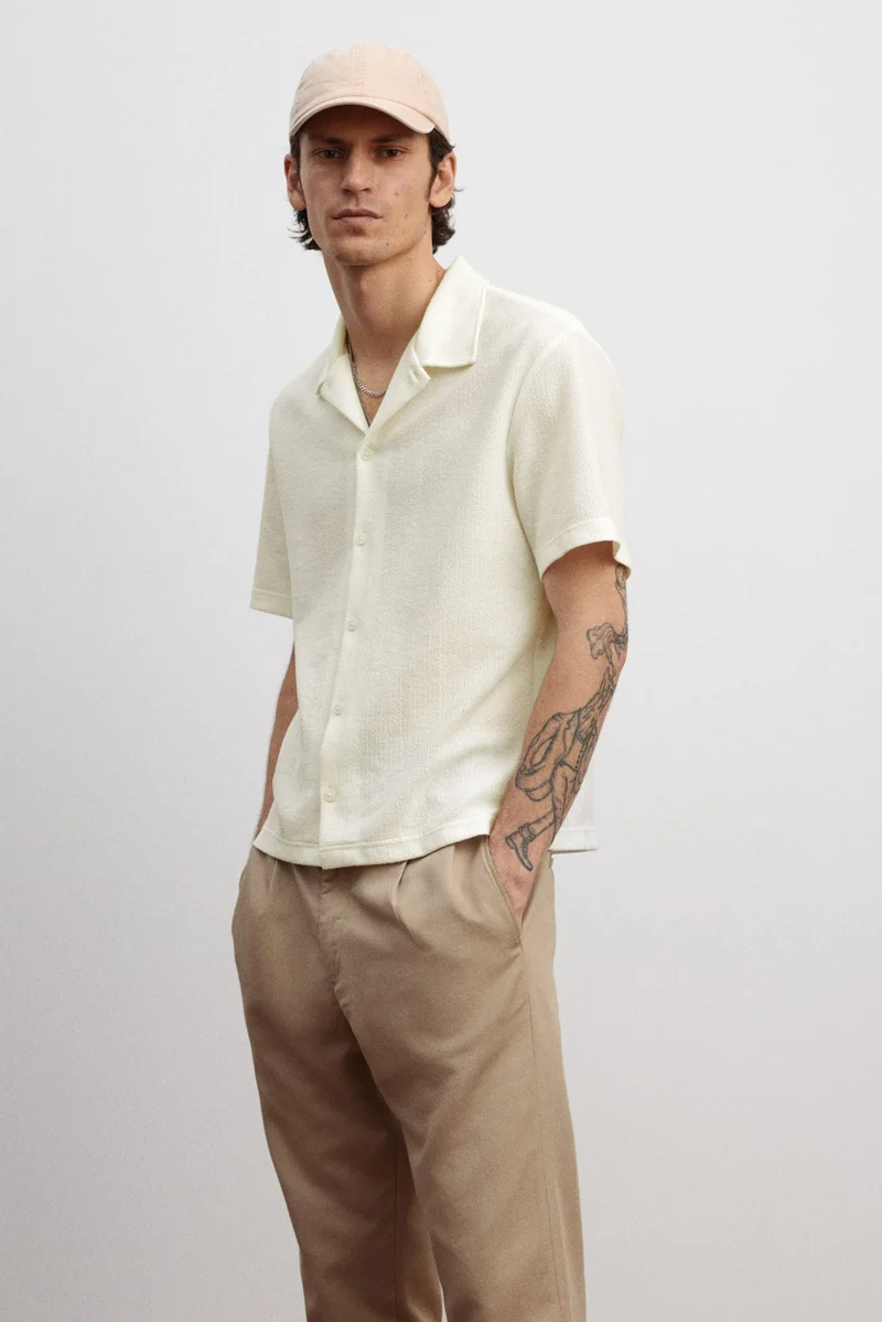 اتش اند ام تيشيرت قطن بقصة عادية وأكمام قصيرة