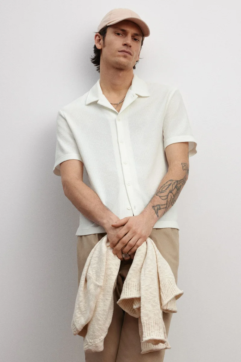 اتش اند ام تيشيرت قطن بقصة عادية وأكمام قصيرة