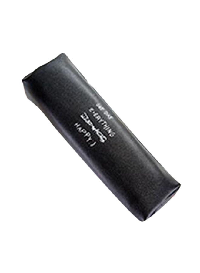 إسكدنيا حافظة أقلام بتصميم حروف أسود