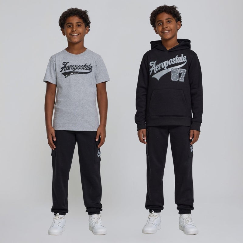 Aeropostale طقم ملابس أولاد من أيروبوستال مكون من 3 قطع - سترة هودي من الفليس، بنطال رياضي كارجو، تي شيرت، طقم ملابس نشطة للأولاد، المقاسات 4-35 أسود - Image 2