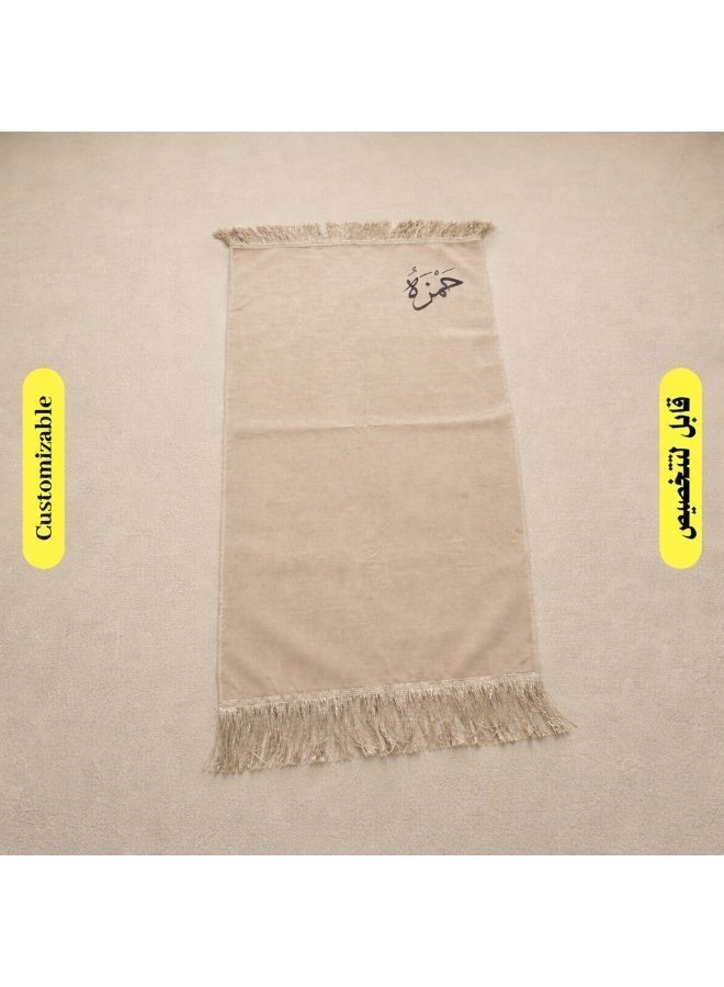 هوم جاليري سجادة صلاة قطيفة فخمة قابلة للتخصيص بالاسم – مقاس 110×70 سم – ناعمة ومريحة بتصميم شيك - بيج فاتح - Image 4