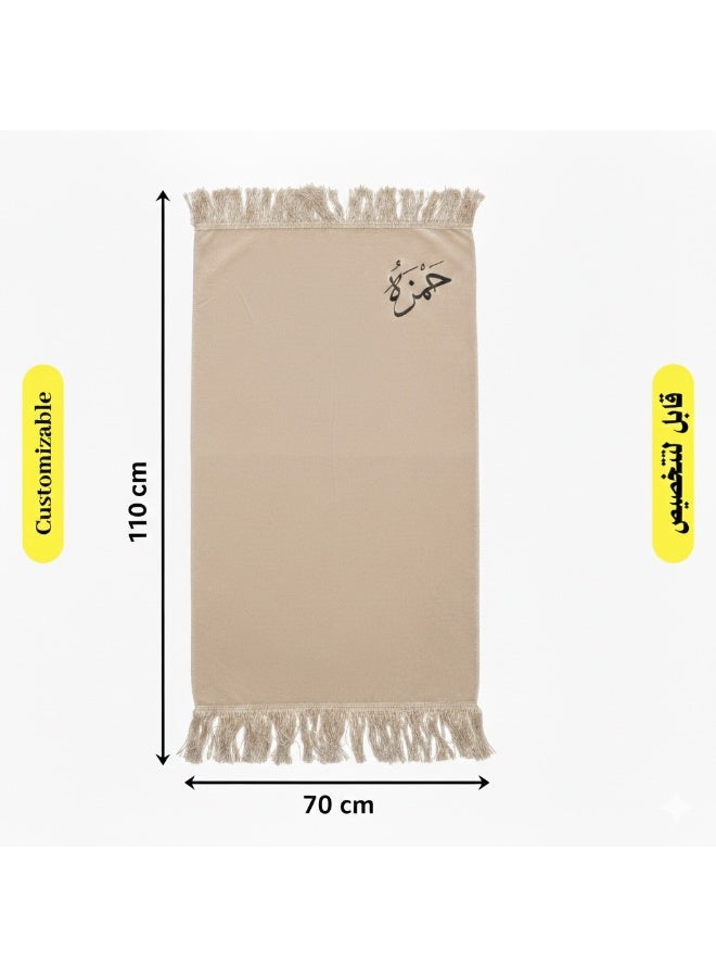 هوم جاليري سجادة صلاة قطيفة فخمة قابلة للتخصيص بالاسم – مقاس 110×70 سم – ناعمة ومريحة بتصميم شيك - بيج فاتح - Image 5
