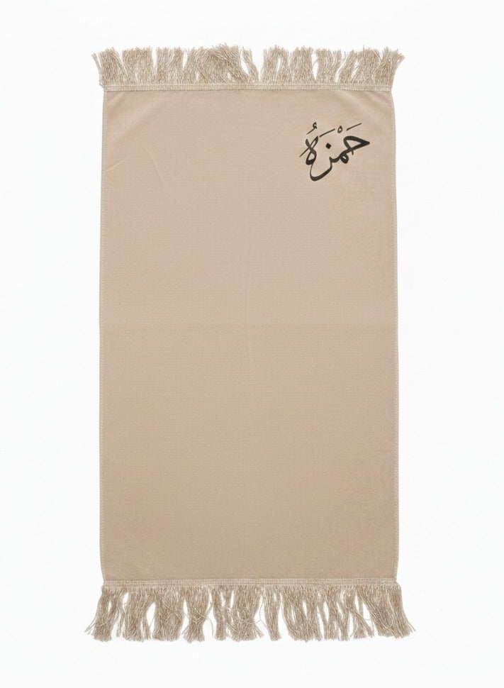هوم جاليري سجادة صلاة قطيفة فخمة قابلة للتخصيص بالاسم – مقاس 110×70 سم – ناعمة ومريحة بتصميم شيك - بيج فاتح - Image 1