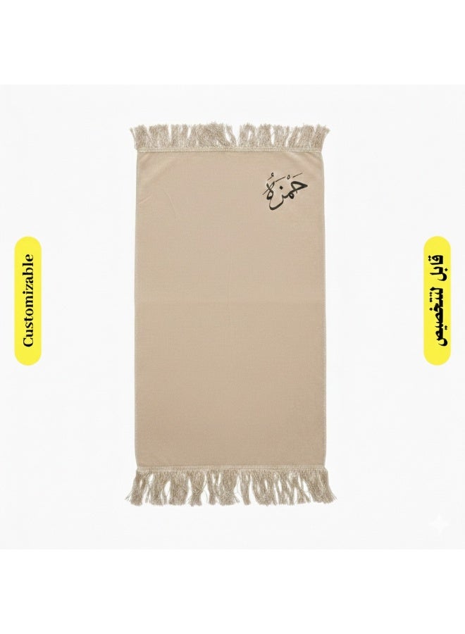 هوم جاليري سجادة صلاة قطيفة فخمة قابلة للتخصيص بالاسم – مقاس 110×70 سم – ناعمة ومريحة بتصميم شيك - بيج فاتح - Image 2