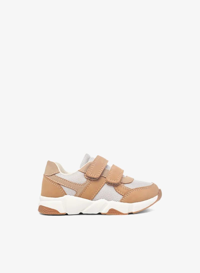 بيرفيت سنيكرز أولاد بنعل خارجي بنمط لوحات مع إغلاق بشريط لاصق