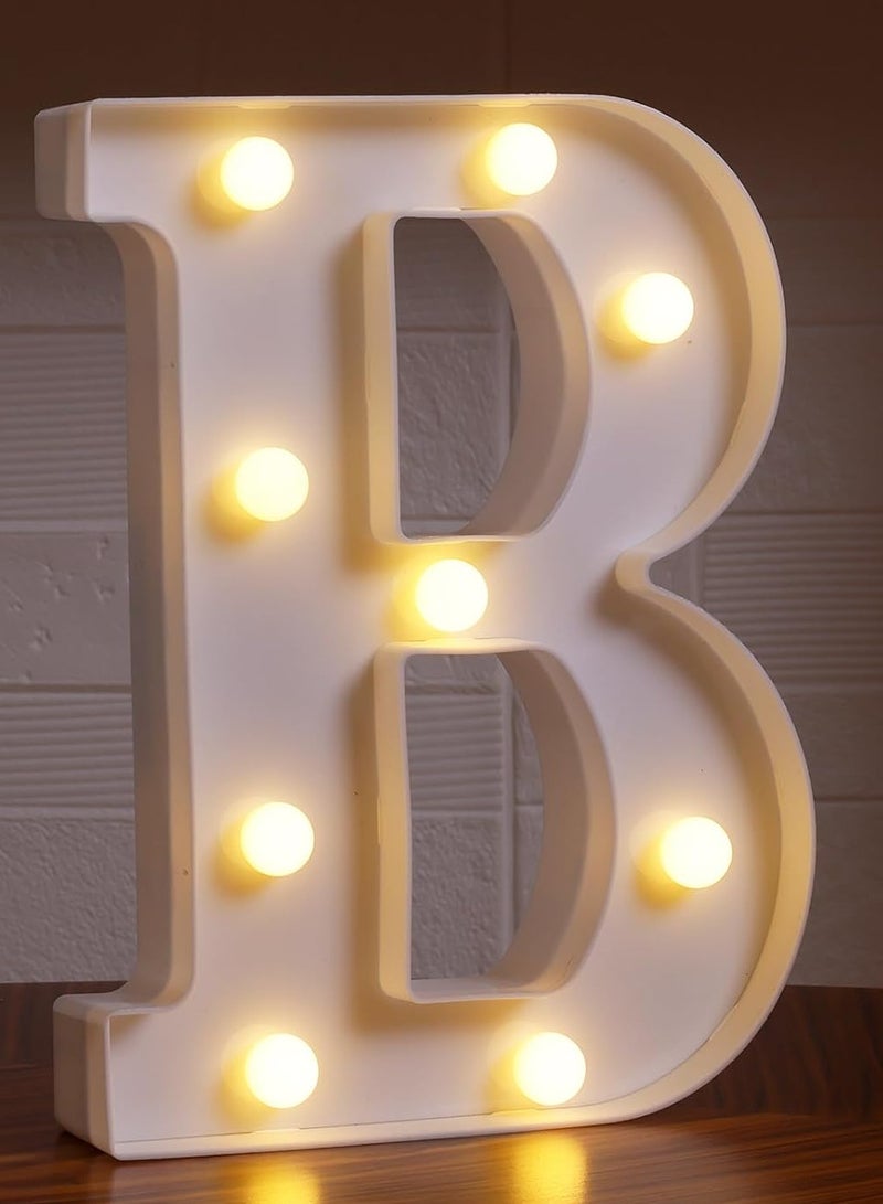 "B" حرف أبجدي LED ماركي يضيء حروف بلاستيكية واقفة، لافتة معلقة، حرف أبجدي لحفلات الزفاف وأعياد الميلاد وديكور المنزل تعمل بالبطارية باللون الأبيض 22 سم - Image 1
