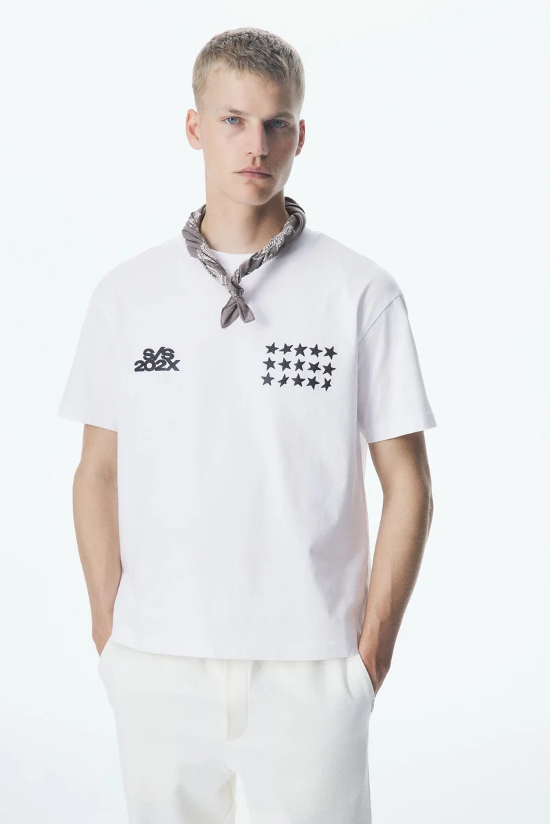 اتش اند ام تي-شيرت مطبوع بقصّة فضفاضة