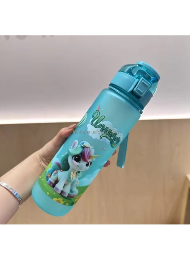 سترايكر زجاجة مياه سترايكر للأطفال سعة لتر واحد - تصميم خيالي لوحيد القرن الأخضر، خالية من مادة BPA ومضادة للتسرب - Image 1