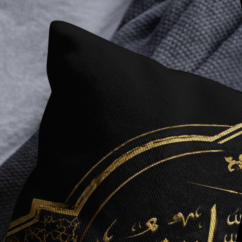 غطاء وسادة ديكوري أسود مزين بالخط العربي الإسلامي وطبعة ذهبية أنيقة للكنب وغرفة المعيشة - Image 2