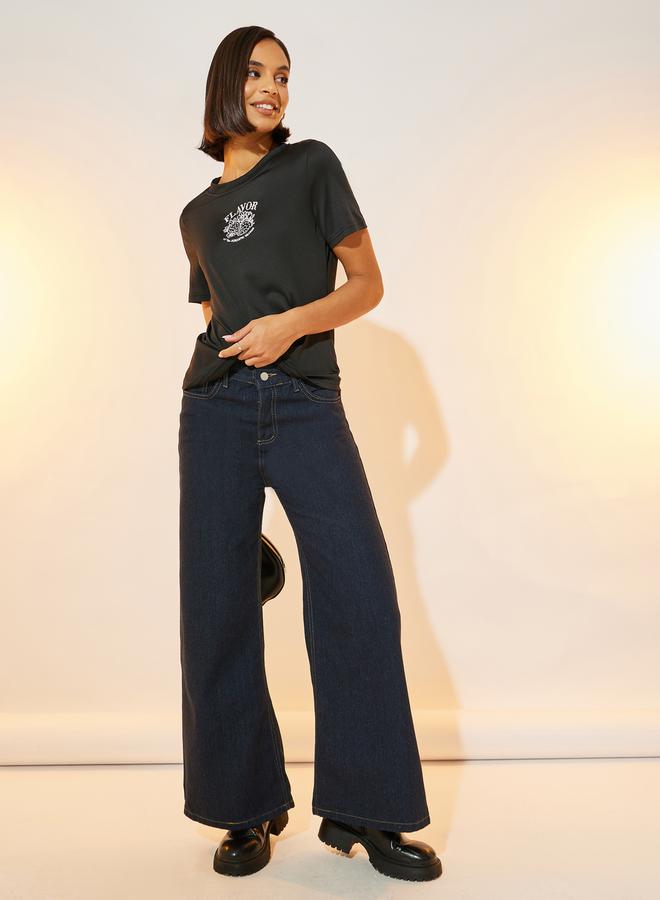 تايك تو تيشيرت بقصة عادية بتفاصيل مطرزة برسومات - Image 2