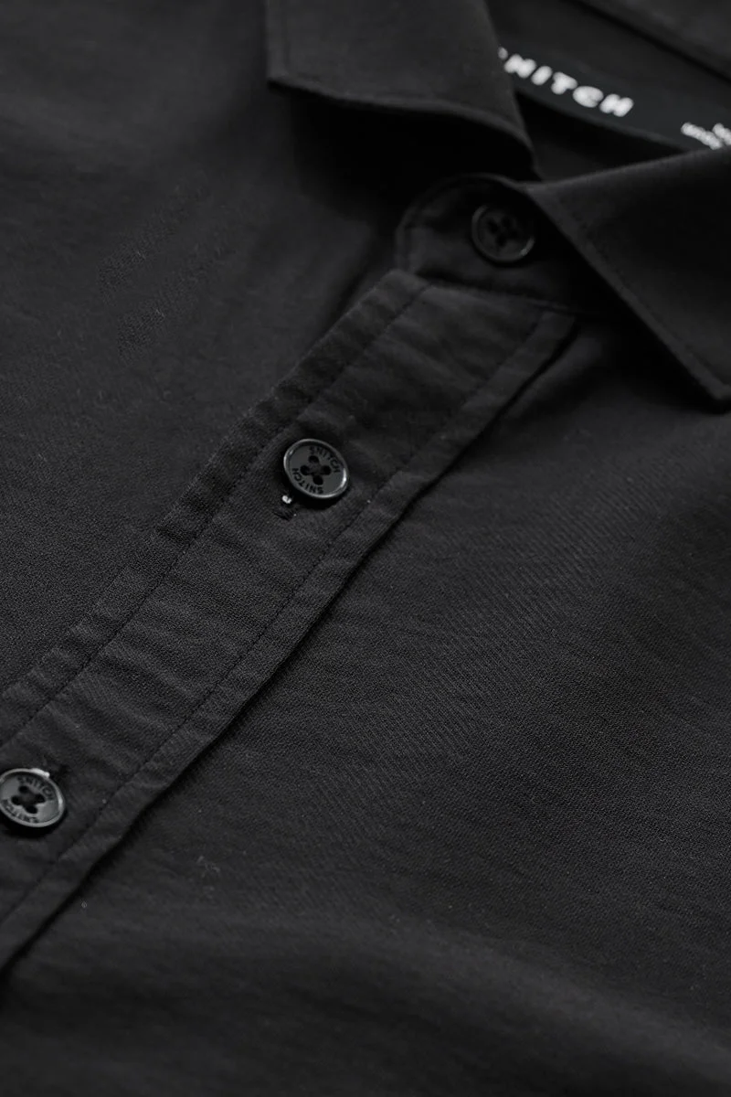 سنيتش قميص أسود سادة بقصة ضيقة