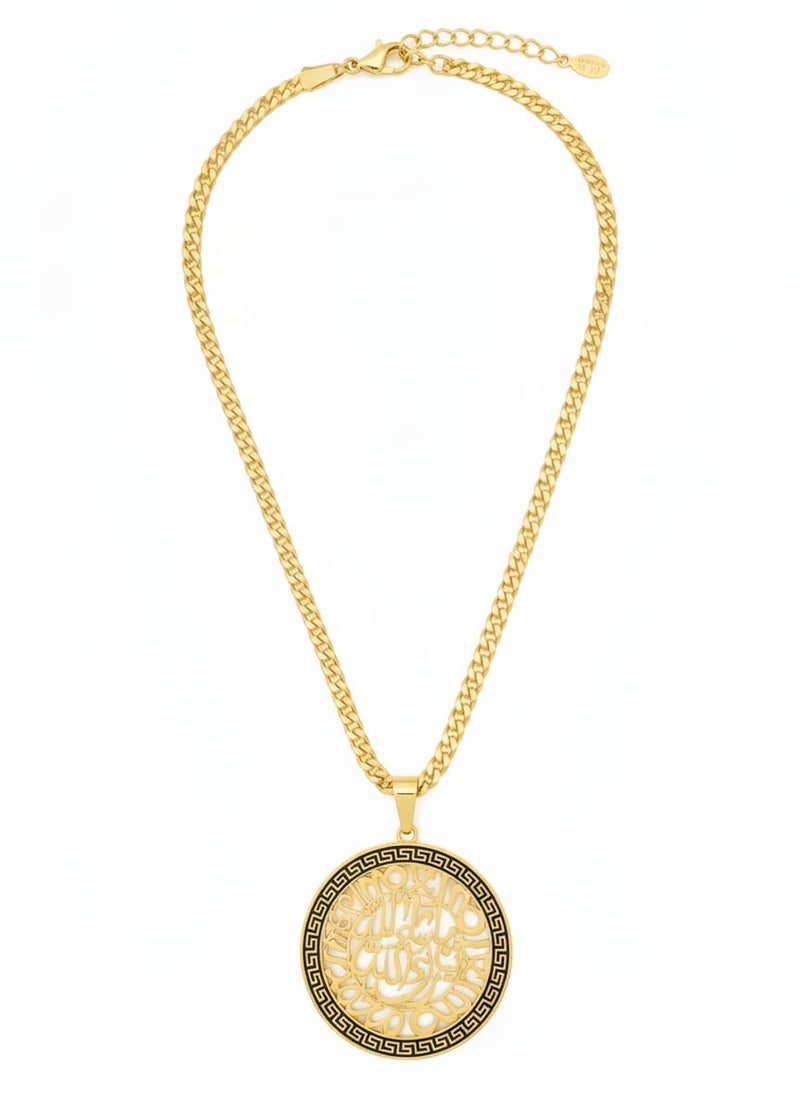 جمال الخط العربي يزين إطلالتك! هذا الكوليه بتصميمه الأنيق، يحول عبارة "ماشاء الله تبارك الله" إلى تحفة فنية. الزخارف المحيطة بالعبارة ولمسة الألوان تزيد من فخامة القطعة، مما يجعلها الإكسسوار المثالي الذي يعكس ذوقكِ الرفيع واهتمامك بالتفاصيل. قطعة لا غنى عنها في صندوق مجوهراتك. - Image 1