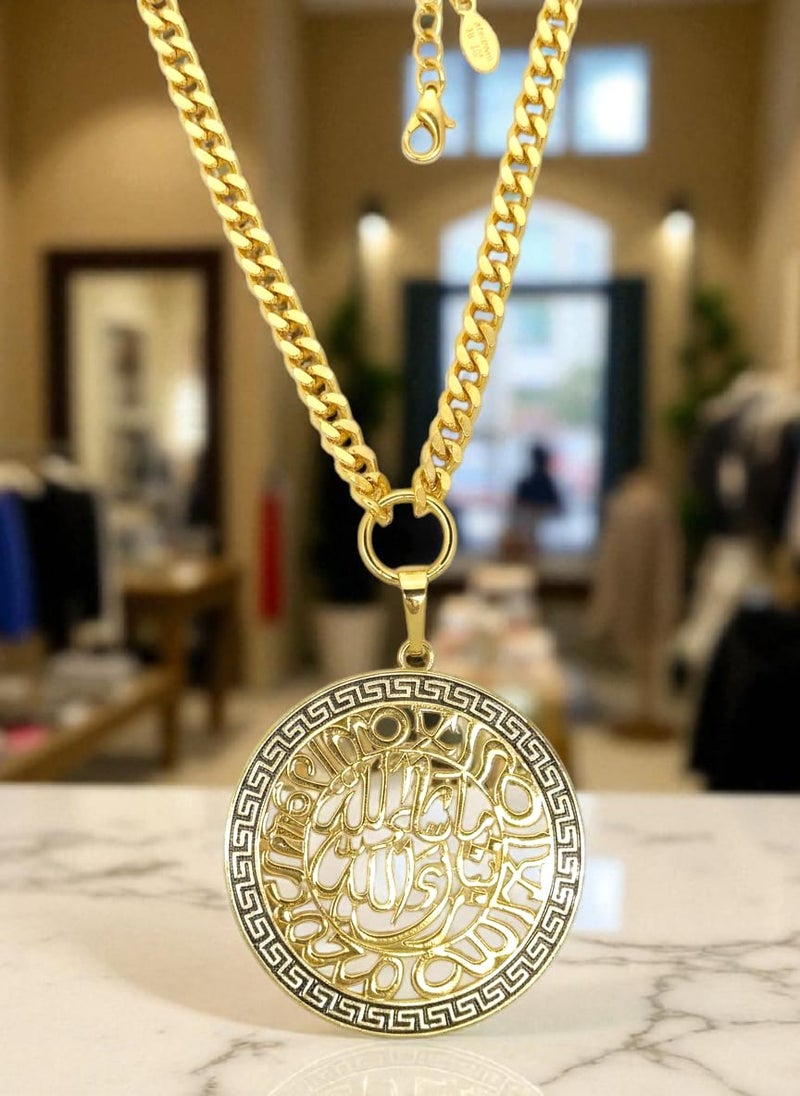 جمال الخط العربي يزين إطلالتك! هذا الكوليه بتصميمه الأنيق، يحول عبارة "ماشاء الله تبارك الله" إلى تحفة فنية. الزخارف المحيطة بالعبارة ولمسة الألوان تزيد من فخامة القطعة، مما يجعلها الإكسسوار المثالي الذي يعكس ذوقكِ الرفيع واهتمامك بالتفاصيل. قطعة لا غنى عنها في صندوق مجوهراتك. - Image 2