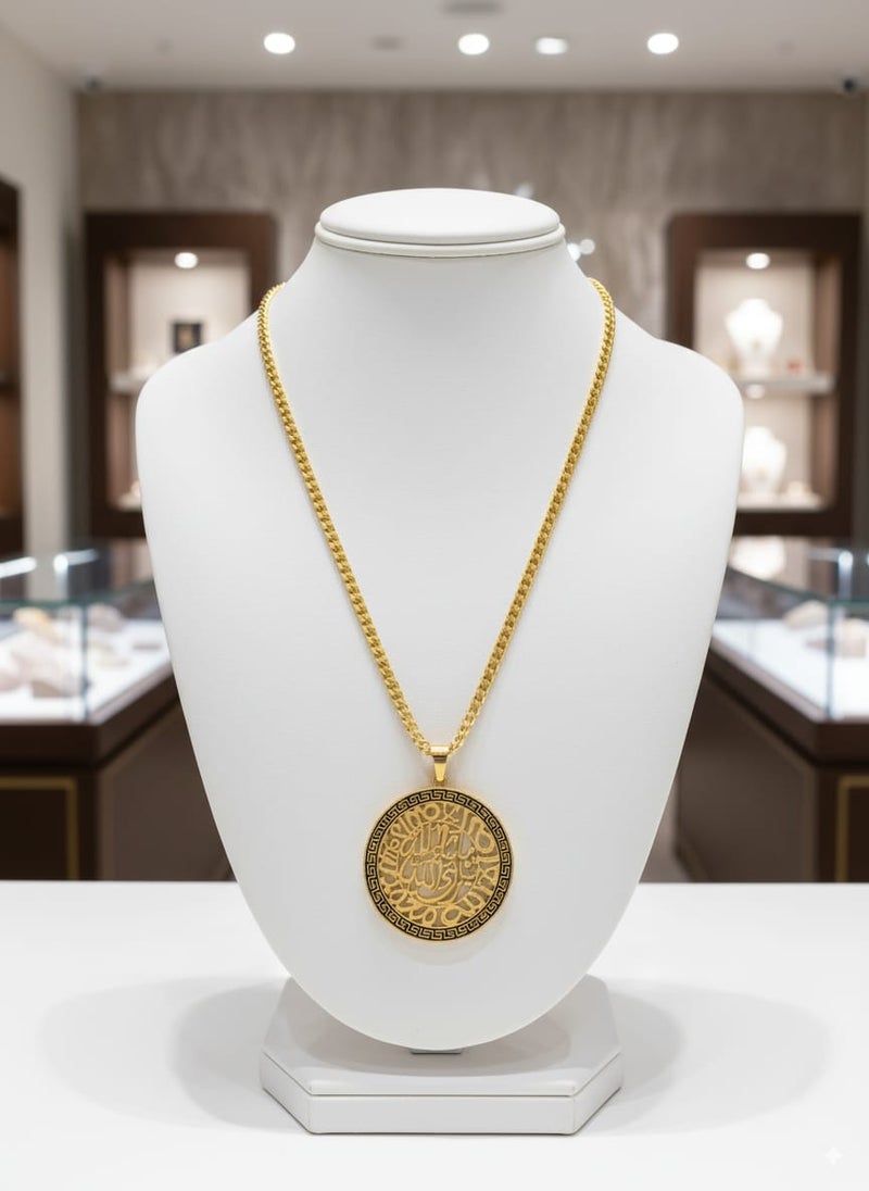 جمال الخط العربي يزين إطلالتك! هذا الكوليه بتصميمه الأنيق، يحول عبارة "ماشاء الله تبارك الله" إلى تحفة فنية. الزخارف المحيطة بالعبارة ولمسة الألوان تزيد من فخامة القطعة، مما يجعلها الإكسسوار المثالي الذي يعكس ذوقكِ الرفيع واهتمامك بالتفاصيل. قطعة لا غنى عنها في صندوق مجوهراتك. - Image 5