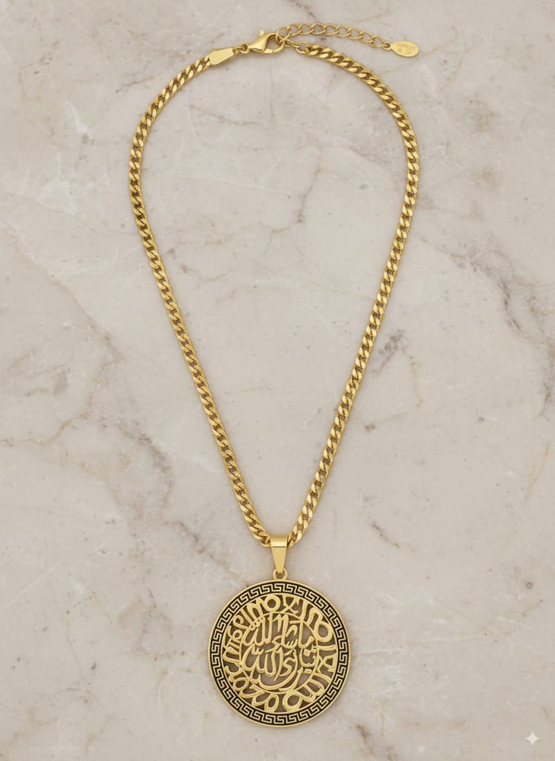 جمال الخط العربي يزين إطلالتك! هذا الكوليه بتصميمه الأنيق، يحول عبارة "ماشاء الله تبارك الله" إلى تحفة فنية. الزخارف المحيطة بالعبارة ولمسة الألوان تزيد من فخامة القطعة، مما يجعلها الإكسسوار المثالي الذي يعكس ذوقكِ الرفيع واهتمامك بالتفاصيل. قطعة لا غنى عنها في صندوق مجوهراتك. - Image 3