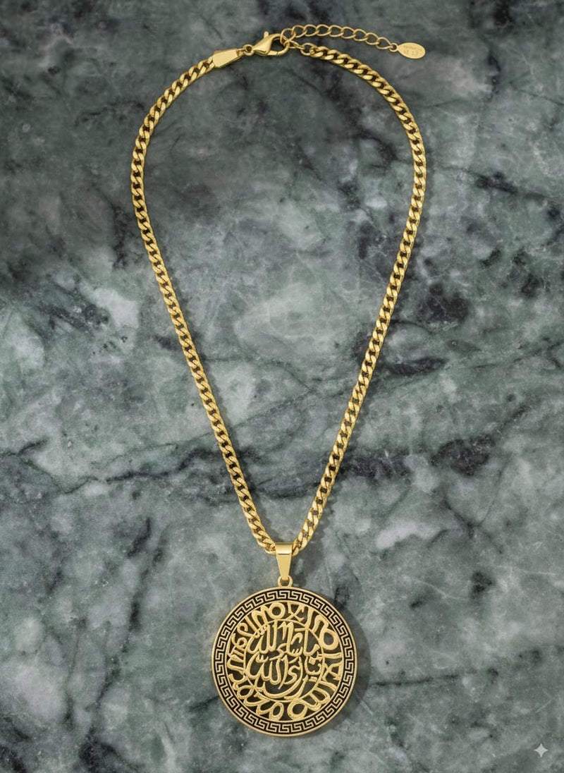 جمال الخط العربي يزين إطلالتك! هذا الكوليه بتصميمه الأنيق، يحول عبارة "ماشاء الله تبارك الله" إلى تحفة فنية. الزخارف المحيطة بالعبارة ولمسة الألوان تزيد من فخامة القطعة، مما يجعلها الإكسسوار المثالي الذي يعكس ذوقكِ الرفيع واهتمامك بالتفاصيل. قطعة لا غنى عنها في صندوق مجوهراتك. - Image 4