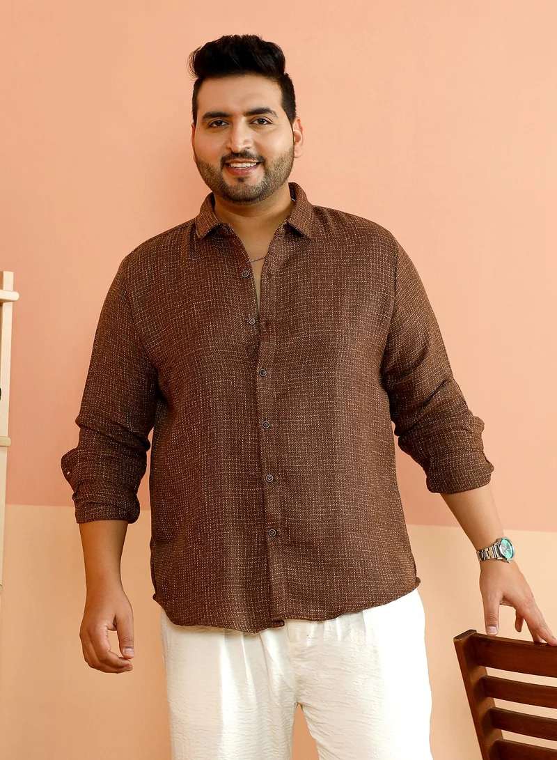 انستافاب بلس قميص رجالي مقاس كبير بني شوكولاتة بنسيج شبكي متباين وياقة ممتدة وأكمام طويلة بأزرار للإغلاق وراحة يومية