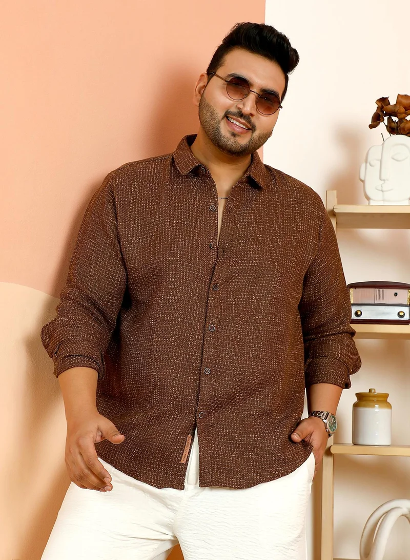 انستافاب بلس قميص رجالي مقاس كبير بني شوكولاتة بنسيج شبكي متباين وياقة ممتدة وأكمام طويلة بأزرار للإغلاق وراحة يومية