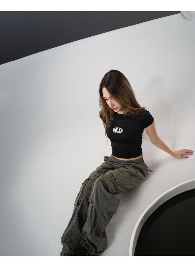 تيشيرت حريمي قصير باللون الأسود، خامة مرنة ومُحكمة على الجسم، بتصميم بسيط أمامي مناسب للخروج اليومي بإطلالة كاجوال وعصرية. - Image 3