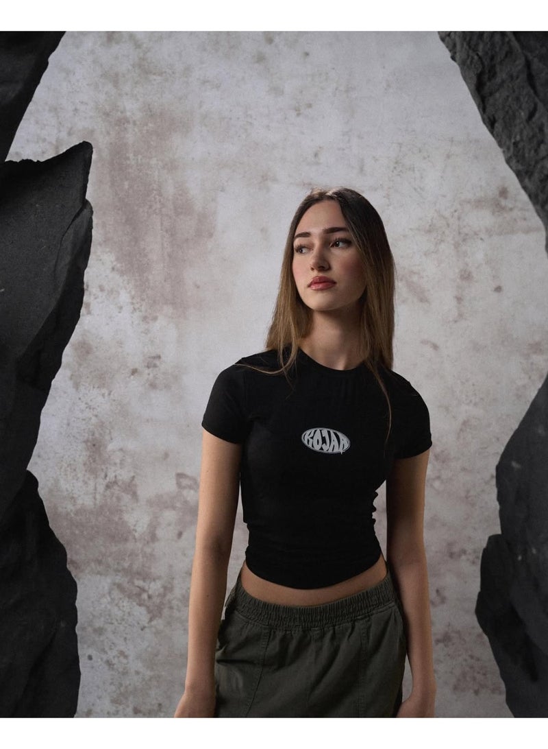 تيشيرت حريمي قصير باللون الأسود، خامة مرنة ومُحكمة على الجسم، بتصميم بسيط أمامي مناسب للخروج اليومي بإطلالة كاجوال وعصرية. - Image 2