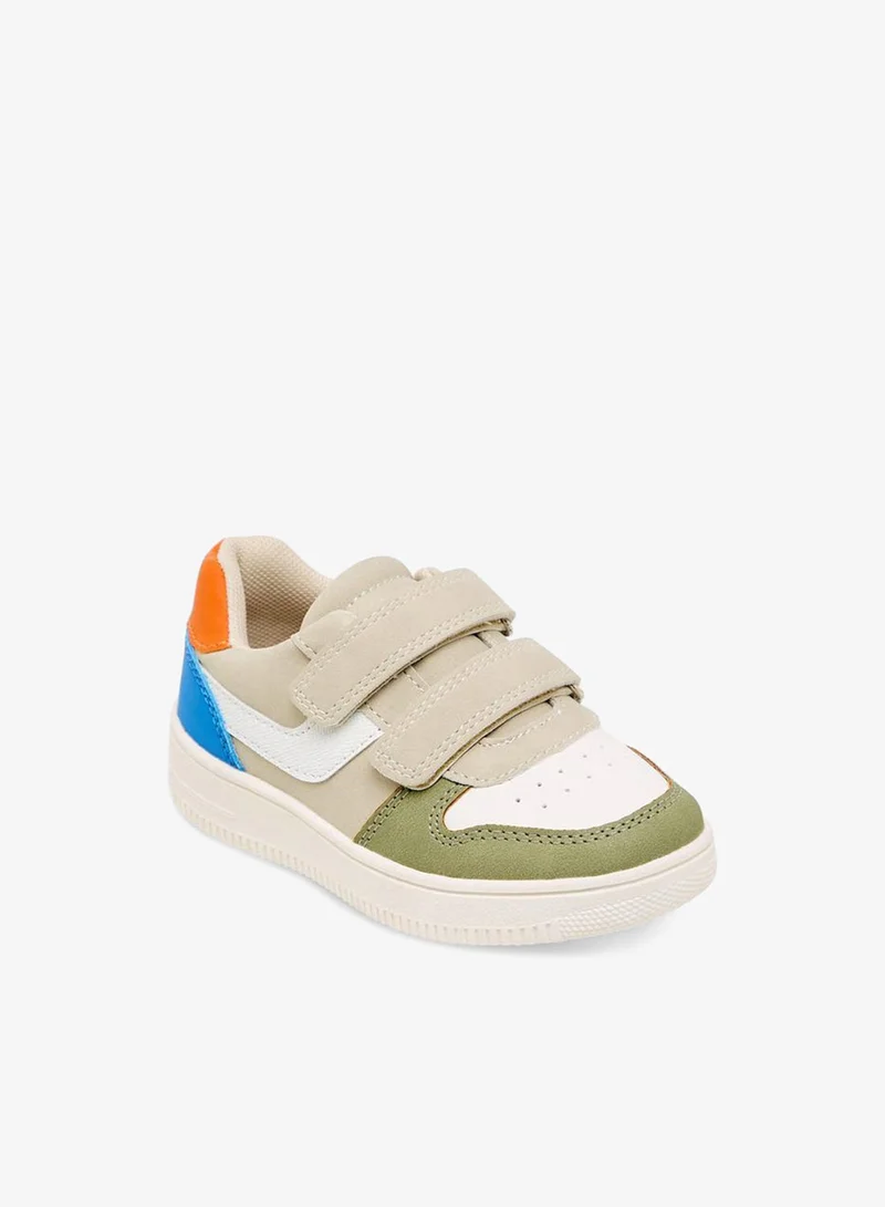 بيرفيت أحذية رياضية للأولاد بشريط لاصق وتصميم مقسم