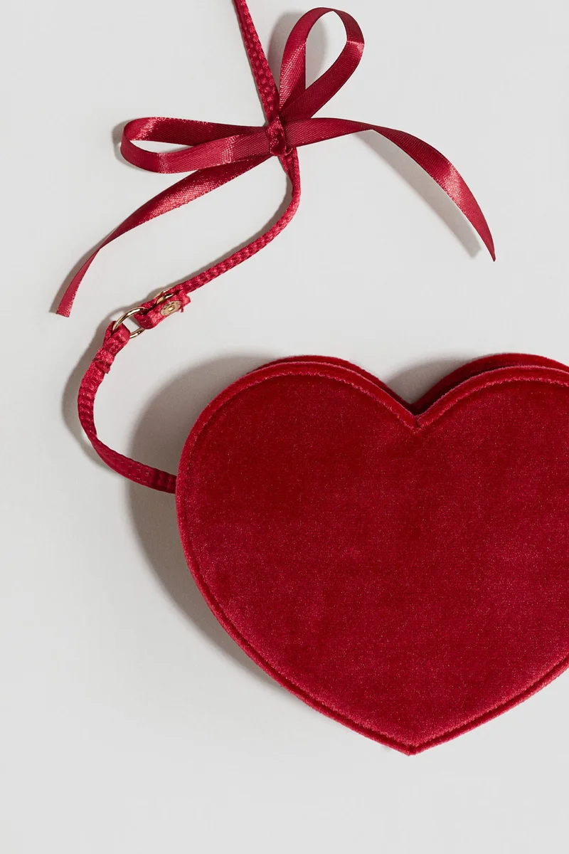 اتش اند ام حقيبة كتف بتصميم قلب