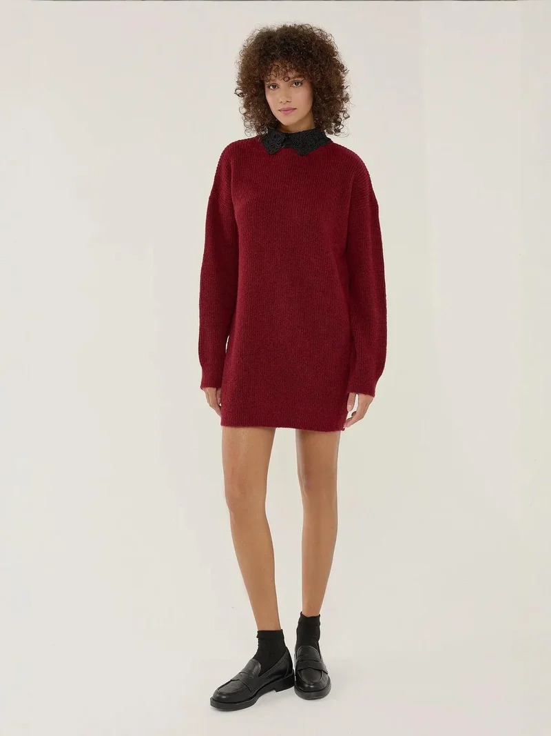 زوبعة فستان قصير محبوك بياقة دائرية