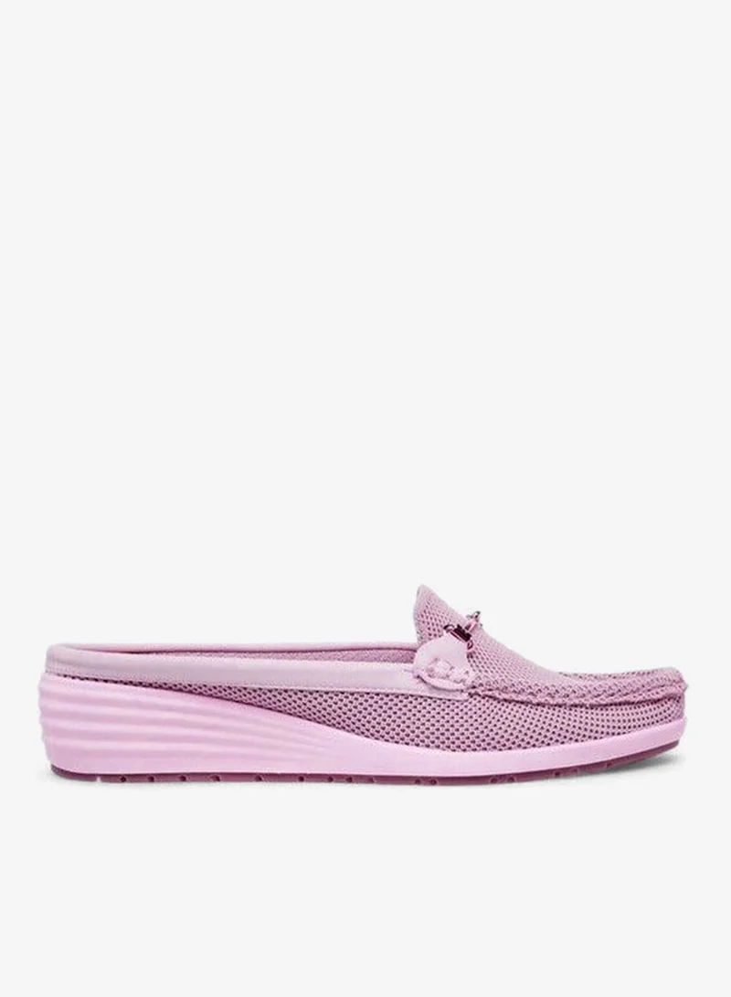 لو كونفورت صنادل نسائية بكعب إسفين بتصميم سهل الارتداء وزخرفة معدنية