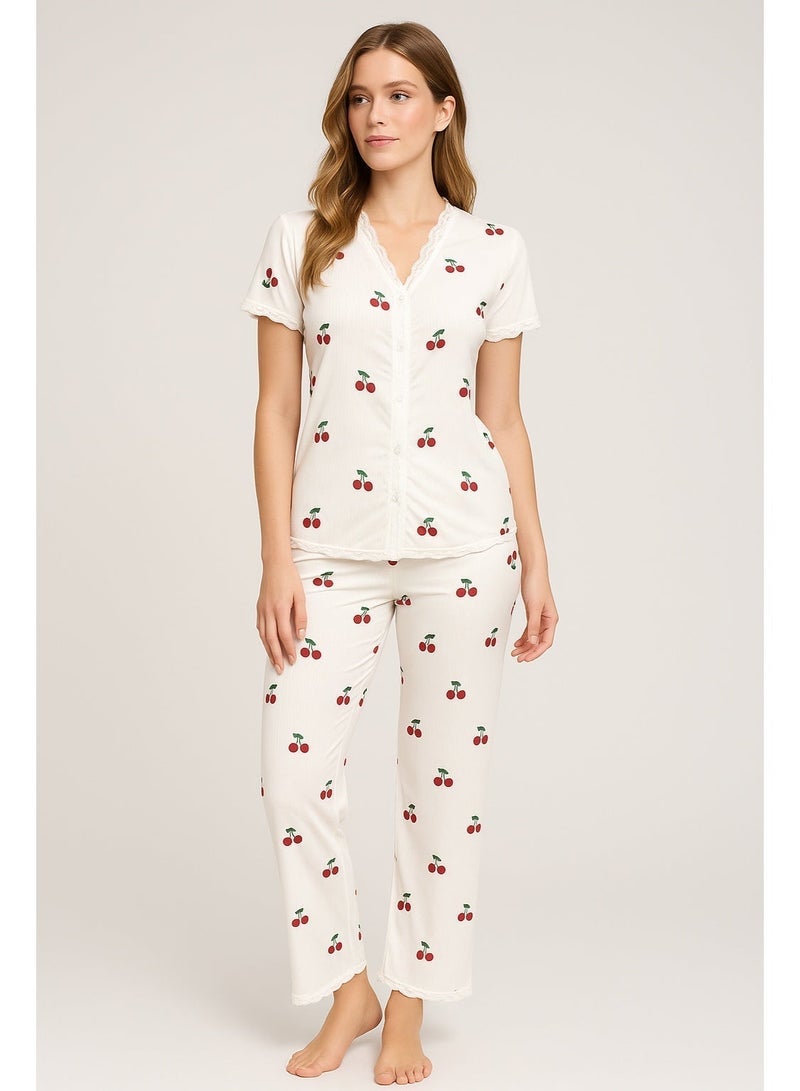 مانيكان بيجامة نسائية بطبعة مكونة من بلوزة بأكمام قصيرة وحواف من الدانتيل وبنطلون طويل - Image 2