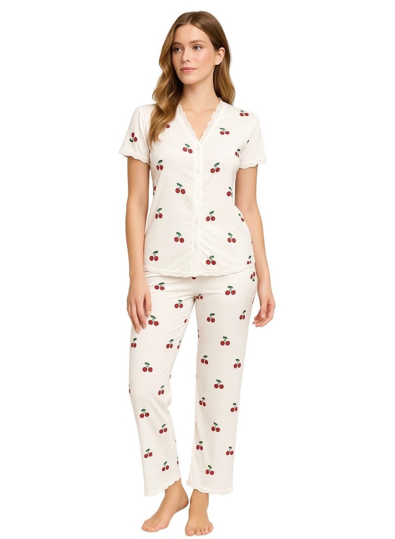 مانيكان بيجامة نسائية بطبعة مكونة من بلوزة بأكمام قصيرة وحواف من الدانتيل وبنطلون طويل - Image 1