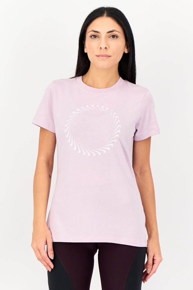 Nike تي شيرت نسائي بقصة قياسية بأكمام قصيرة للخارج، ليلك - Image 1