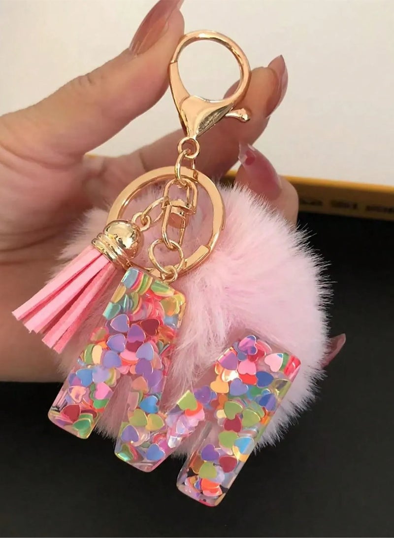 سلسلة مفاتيح بتصميم حرف (M) مزودة بكرّة فرو ناعمة وقلوب، يمكن استخدامها كميدالية مفاتيح أو زينة للشنطة.