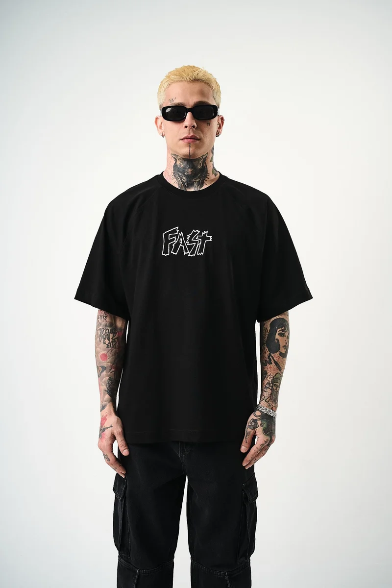 ريسباير تيشيرت رجالي واسع (Oversize) مطرز بعبارة "Fast" لون أسود