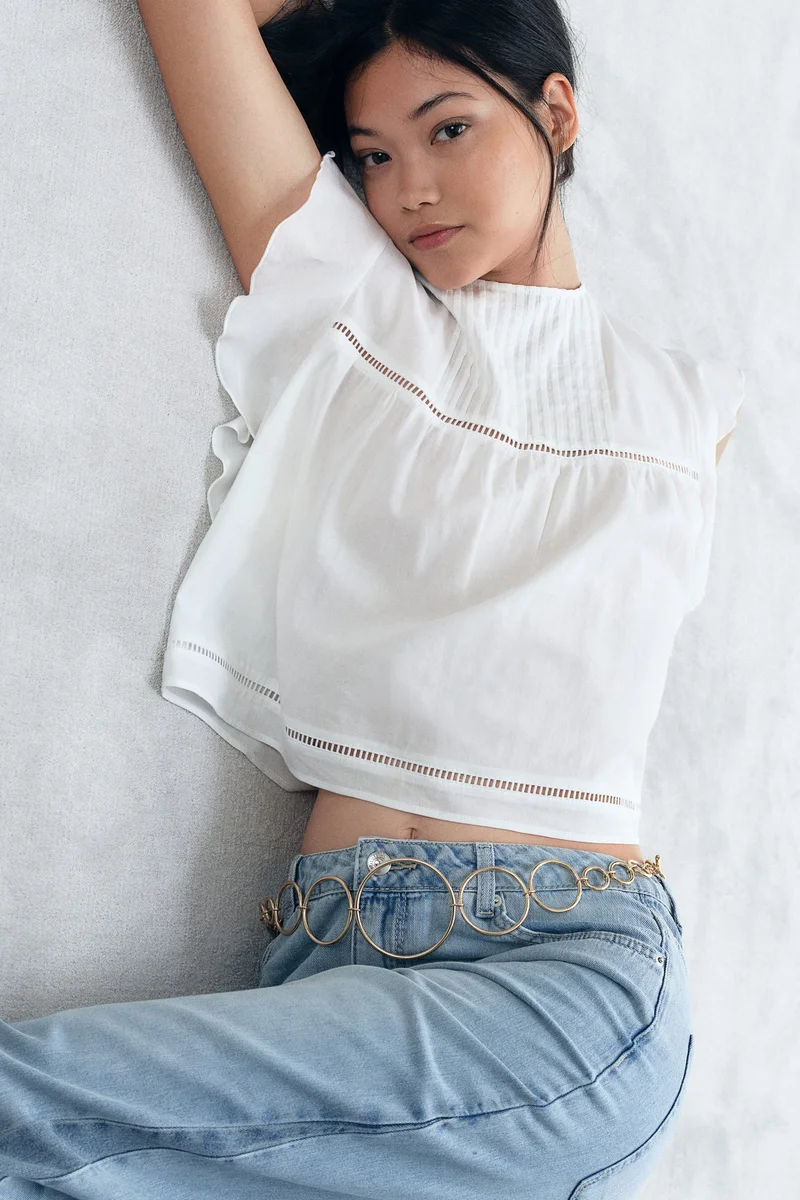 اتش اند ام بلوزة بأكمام مكشكشة