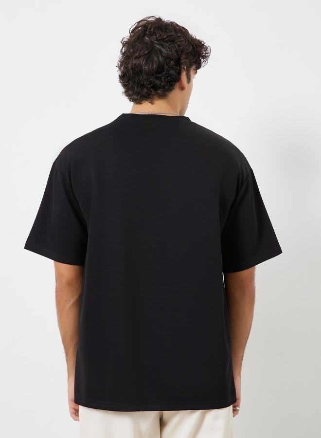 ستايلي تيشيرت جيرسي واسع مزين بشارة - Image 4