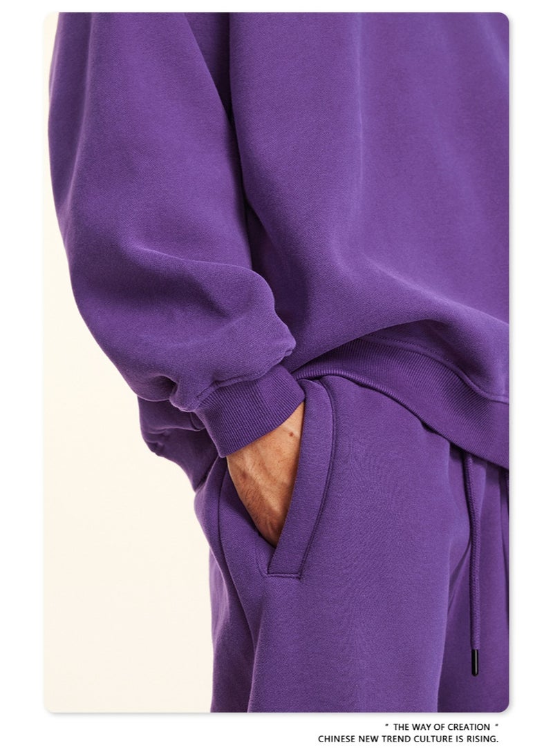 بى طقم هودي جديد من ماركة أمريكية عصرية، إصدار 2025، مكون من قطعتين: هودي بأكمام طويلة مبطن بالفرو، بياقة دائرية، وبنطال رياضي بقصة مستقيمة، مناسب للجنسين (بنفسجي). - Image 5