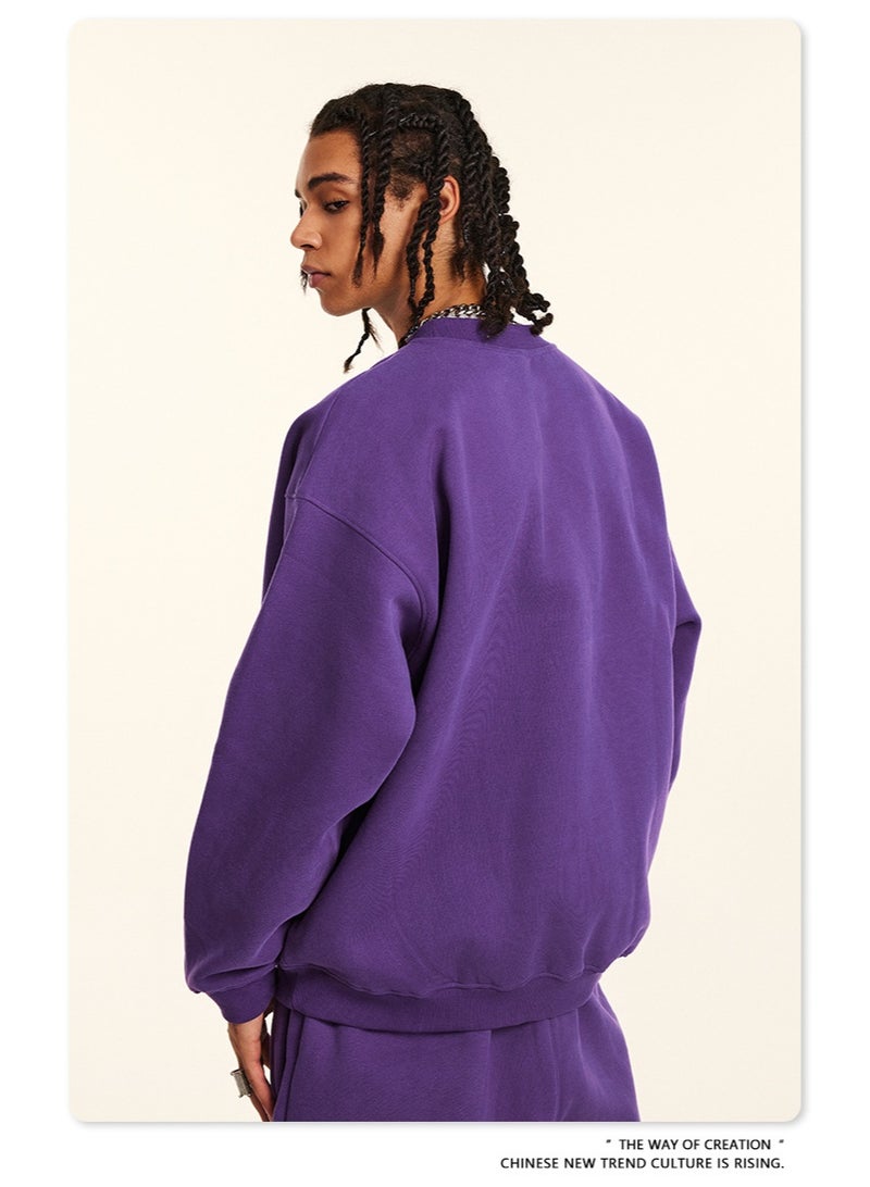 بى طقم هودي جديد من ماركة أمريكية عصرية، إصدار 2025، مكون من قطعتين: هودي بأكمام طويلة مبطن بالفرو، بياقة دائرية، وبنطال رياضي بقصة مستقيمة، مناسب للجنسين (بنفسجي). - Image 4