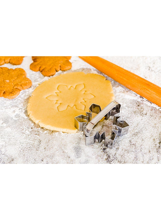 Restaurantware 4 x 3 Inch Snowflake Cookie Cutter, 1 Corrosion-Resistant Winter Cookie Cutter - With Handle, Dishwashable, Metal Christmas Ornament Cookie Cutter, For Desserts And Treats, - Image 5