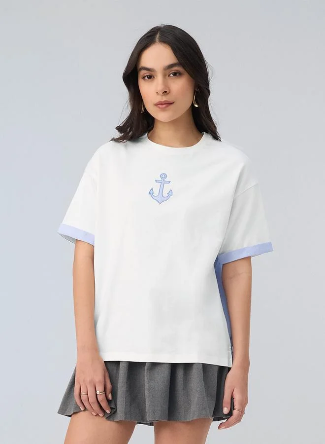 ذا سوليد ستور تيشيرت بقصة واسعة وتفاصيل مرساة