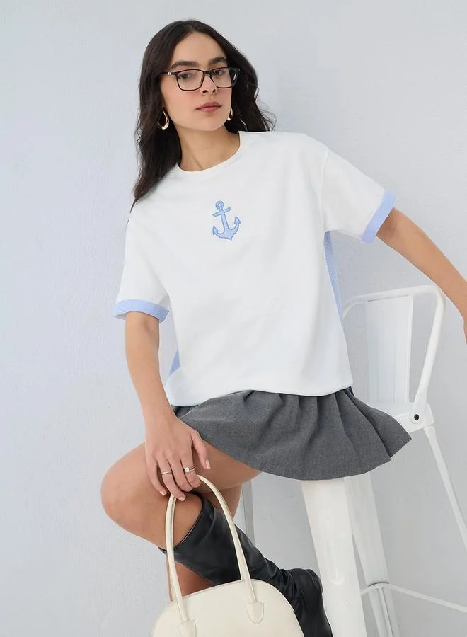 ذا سوليد ستور تيشيرت بقصة واسعة وتفاصيل مرساة