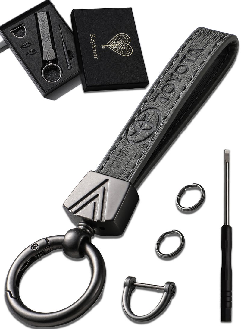 كيامور سلسلة مفاتيح أنيقة مصنوعة من المعدن والجلد للبالغين. سلسلة مفاتيح بشعار سيارة TOYOTA، سلسلة مفاتيح عصرية مع 3 حلقات مفاتيح، مثالية كهدية راقية أو كإكسسوار للسيارة. تتميز بلون رمادي أنيق وراقي، وتأتي مغلفة في علبة هدايا فاخرة. - Image 1