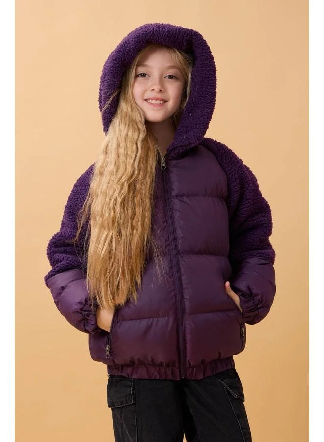بيرندي معطف بوني قصير للطفلة بغطاء رأس وأكمام من القطيفة – أرجواني.