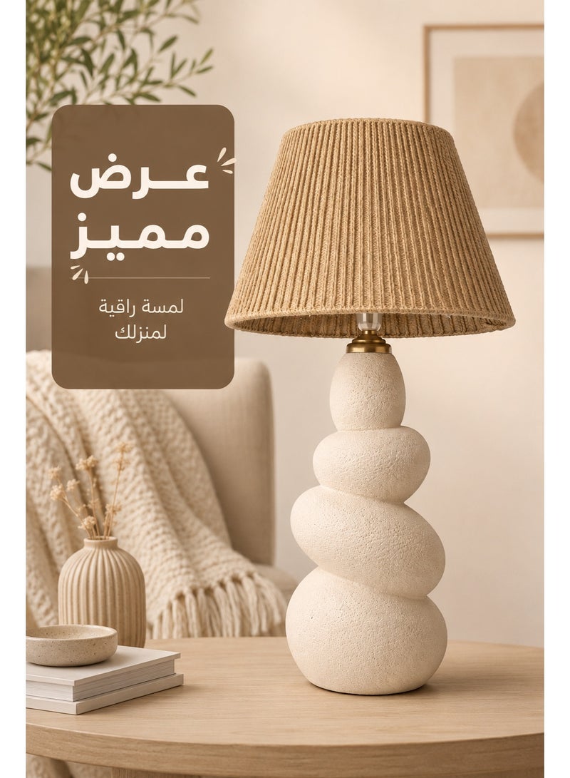 كالدا أباجورة مكتب سيراميك مصنوعة يدوياً من "كالدا جرافيل" – تصميم منحوت فريد مستوحى من أحجار الجرافيل – طمي طبيعي 100% مع شابوه خيش ريفي – إضاءة ديكور حرفية للمنازل المودرن والبوهو - Image 2