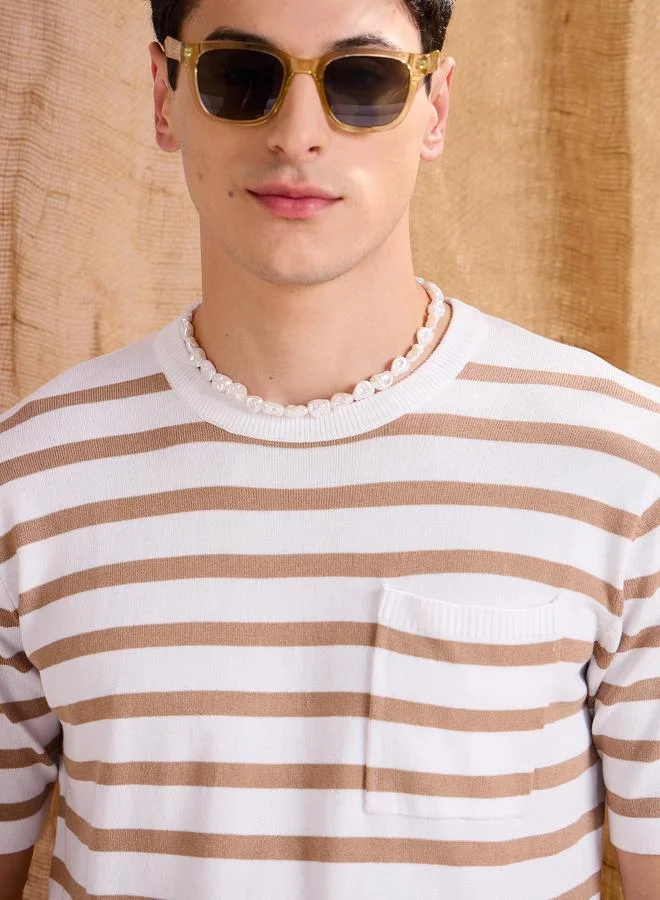 ساسافراس تيشيرت ساسافراس بياقة دائرية وجيب على الصدر بنقشة خطوط بيضاء وبيج من خامة محبوكة فاخرة
